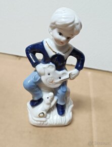 ručně malovaná porcelánová figurka chlapce se psem - 6