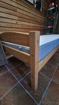 Dřevěná postel s matrací - 6