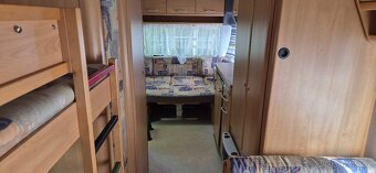 Karavan Knaus Sudwind 550, palandy, WC, TV. - 6