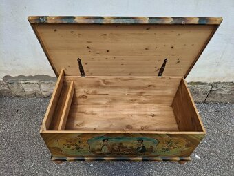 STAROŽITNÁ KRÁSNĚ MALOVANÁ TRUHLA PO RENOVACI - 6
