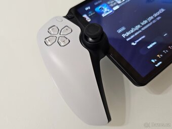 PLAYSTATION 5 SLIM s MECHANIKOU + PLAYSTATION PORTAL REMOTE - 6