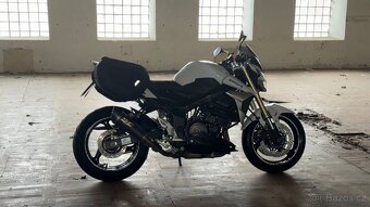Suzuki GSR 750 - 6