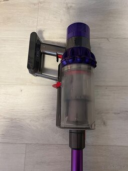 Tyčový a ruční vysavač Dyson V10 - 6