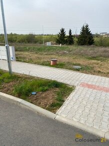 Prodej zasíťovaného rovinatého stavebního pozemku 851m2, Hře - 6