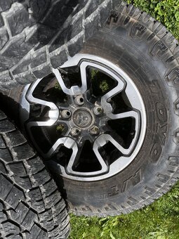 Dodge Ram originál kola s pneumatikami 285/70/17 - 6