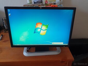 4x HP LP2275w (22palců) DVI a Display port výstup - 6