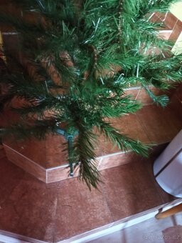 Vánoční stromek starší , možná, že i chybí větvička, stojáne - 6