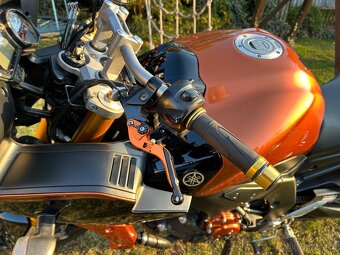 YAMAHA FZ1 - 6