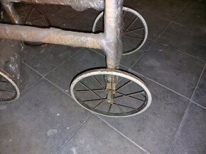 Starožitný retro košík - kočárek proutěný. - 6