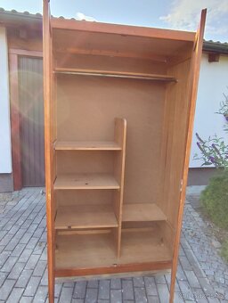 Postel , šatní skříň a knihovna z masívu. - 6