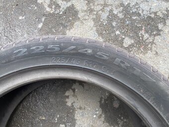 Prodám 2ks pirell 225/45 r17 - 6