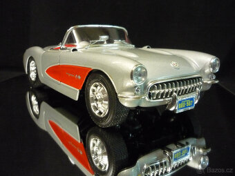 Chevrolet Corvette 1957 stříbrný Bburago 1/18 - 6