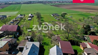 Téměř rovinatý stavební pozemek v příjemném a klidném pro... - 6