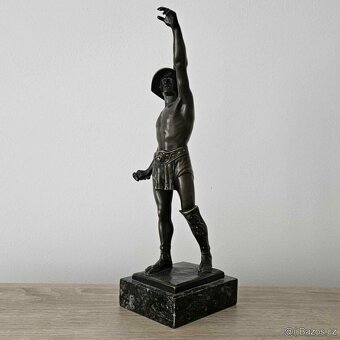 STAROŽITNÁ BRONZOVÁ SOCHA - GLADIÁTOR - 6