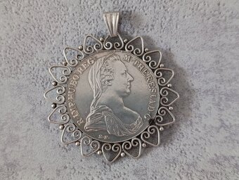 Velká stříbrná mince - tolar Marie Terezie v rámečku, PUNC - 6