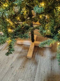 Umělý vánoční stromek s LED osvětlením a dřevěným - 6