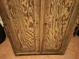 stará šatní skříň - 6