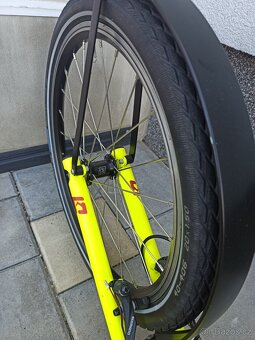 Prodám koloběžku Kostka 26/20 žlutá mat reflexní - 6