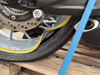 Suzuki GSX 8R, 61kw rv:2024/9 najeto:12tis havarované - 6