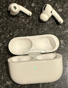 Apple AirPods Pro sluchátka v hezkém stavu - 6