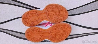 DÍVČÍ SÁLOVÉ BOTASKY - ASICS - vel. 30,5 - 6