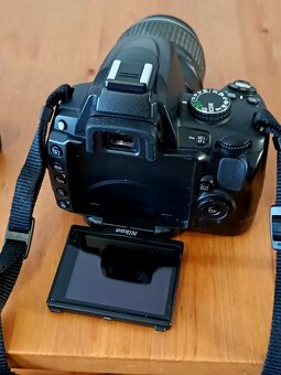 NIKON D5000 - baterie, nabíječka, popruh a objektiv - 6
