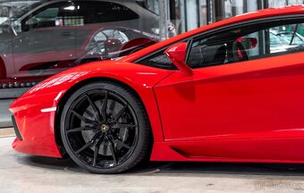 Lamborghini Aventador LP700-4 z roku 2013 - 6