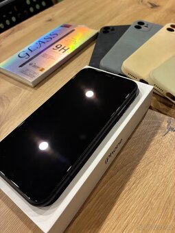 Apple iPhone 11, 128 GB, černý - 6