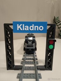 Unikátní železniční průjezd, kompatibilní s LEGO kolejemi.
 - 6