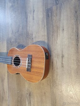 koncertní ukulele Stagg-elektroakustické - 6