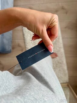 TOMMY HILFIGER ŠEDÉ LETNÍ ŠATY - 6