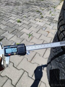 Prodám zimní pneu 235 60 R18 - 6
