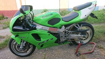 Kawasaki ZX7R - 6