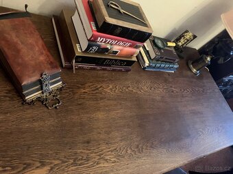 Starozitny psací stůl s zidli. - 6