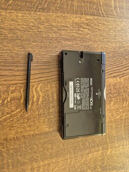 Nintendo DS Lite s příslušenstvím. - 6