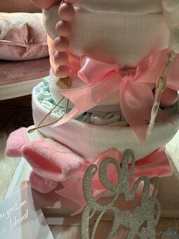 LUXUSNÍ PATROVÝ DORT Z DĚTSKÝCH PLEN+HRAČKA - 6