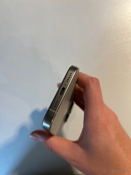 iPhone 15 Pro, baterie 100% - 6