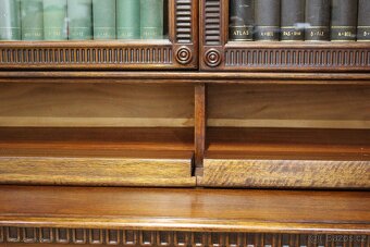 Starožitná neorenesanční knihovna s lavící - tlapy - 6