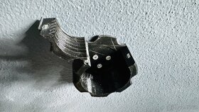 prodám držák na zeď pro volanty TRUSTMASTER - 6