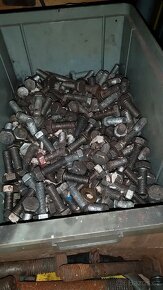 Šrouby , spojovací materiál, matky kol - 6