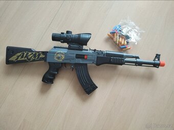 Prodám dětský samopal AKM, zlatý, černý - 6