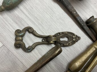 Mosazné kovani a kliky - 6
