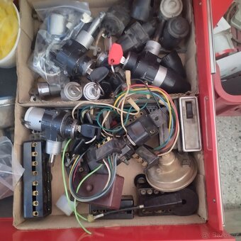 Různý Elektromateriál - 6