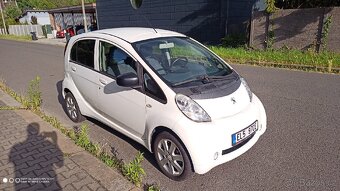 Peugeot i on EV - 6