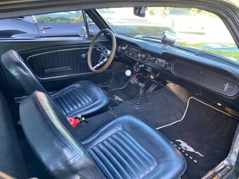 Ford Mustang Fastback A-Code z roku 1965 - 6