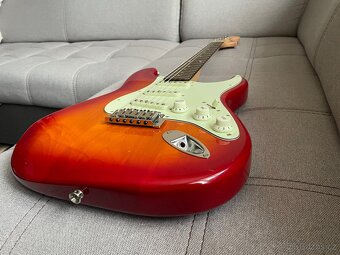 Squier Stratocaster Standard Series + Fender Mustang V2 110W - 6