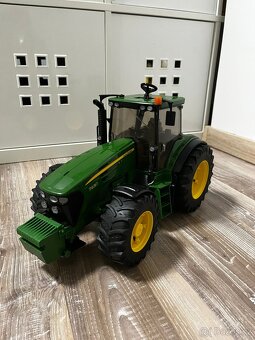 BRUDER Traktor John Deer s nakladačem a přívěsem - 6