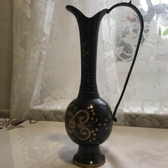 Černé tepané karafy, váza a vintage - 6