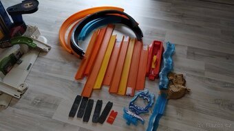 Hotwheels garáž + další dráhy - 6