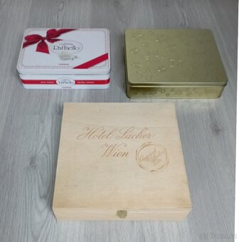 Originální dřevěná reklamní krabice, k tomu další plechové - 6